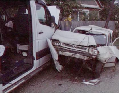 Patru răniţi, după ce şoferul unui microbuz a pierdut controlul volanului şi s-a izbit de o Dacie